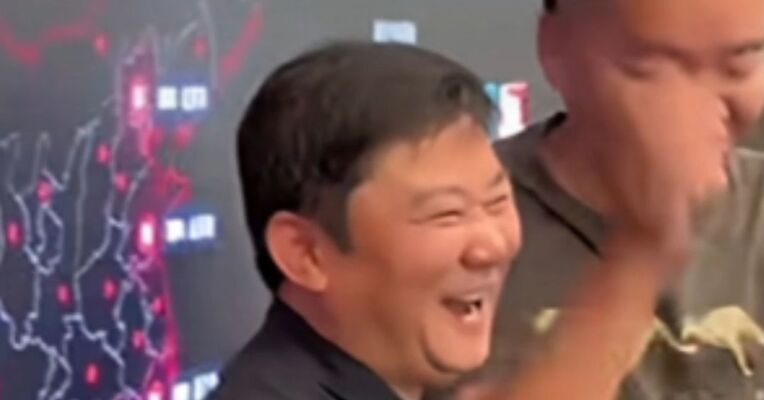 张雪现身阿里总部 自嘲“以前没少找马云借钱”同日首次公开回应上市计划