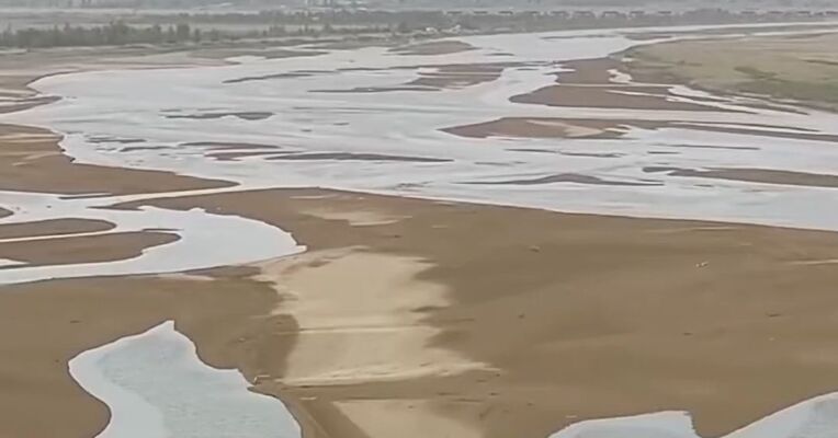 高温融雪叠加降雨 塔克拉玛干沙漠迎来今年首场洪水