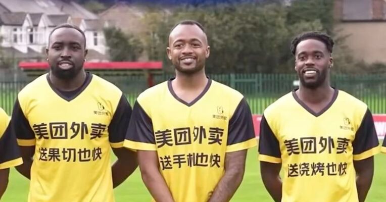 美团外卖再次赞助加纳国家足球队，此前加纳队的训练服与美团外卖小哥“撞衫”爆火