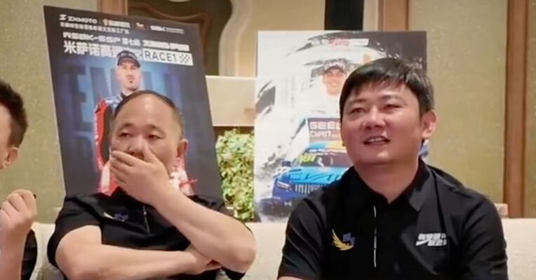 张雪和李书福《对话》节目现场共同观看WSBK，德比斯位列第九，张雪说争取下一站再赢