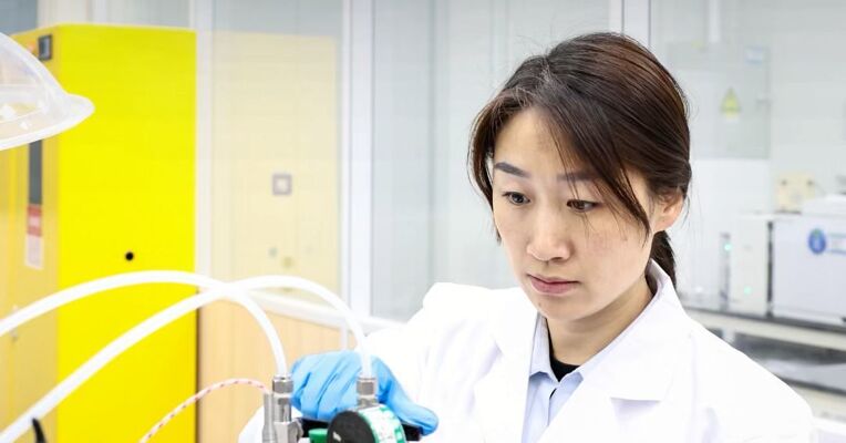 中国“纯硅”成功突破！我国攻克硅基量子芯片关键材料