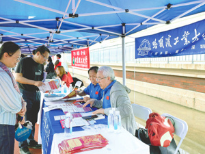 高考落幕，“千问、百度们”争当志愿填报参谋 免费背后，AI服务主导权争夺战已打响