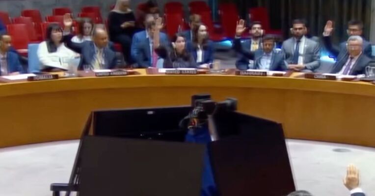 由中国起草，安理会一致通过决议，将联阿援助团授权延长一年
