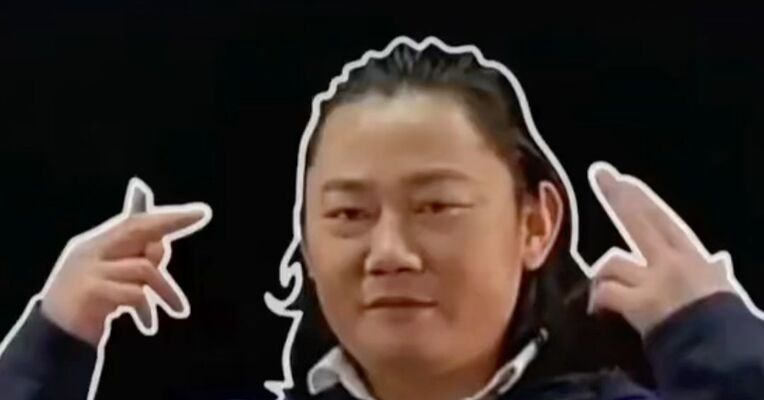 张雪被采访时提及曾立誓“做不出发动机 就不剪头发” 最终在点火直播间将头发剪掉