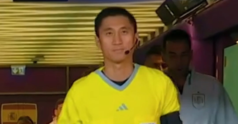 马宁执法厄瓜多尔对阵库拉索，中国裁判时隔24年主哨世界杯！此前回应世界杯结束后是否将退役：只要中国足球有希望，我一定全力以赴