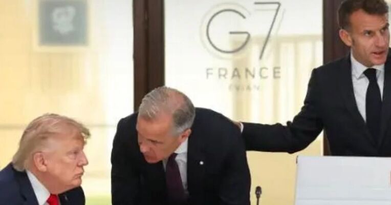 G7峰会领导人闲聊曝光 特朗普聊格斗、格陵兰岛 默茨送特朗普德国队球衣