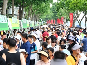 2026年全国龙舟大联动在成都新津启幕 千款“天府好物”集结促消费