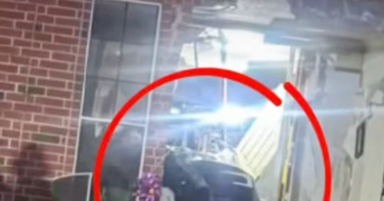 特斯拉突然冲出车道，撞入住宅致女子身亡，警方正调查，马斯克回应：完全说不通！FSD在居民区街道上速度很慢，而这次是一起高速撞车事故