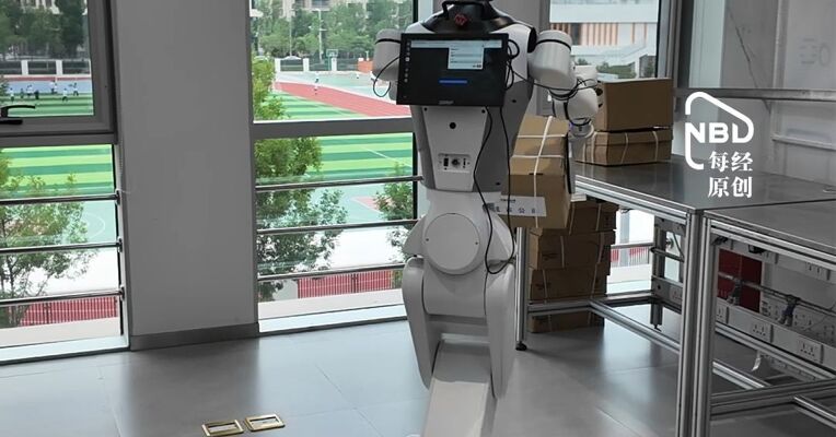 搬货、烤面包、摆桌牌……你以为机器人是“天生打工人”？——错。每一个动作，都是从零开始的“第一课”。记者实探雄安具身智能训练场