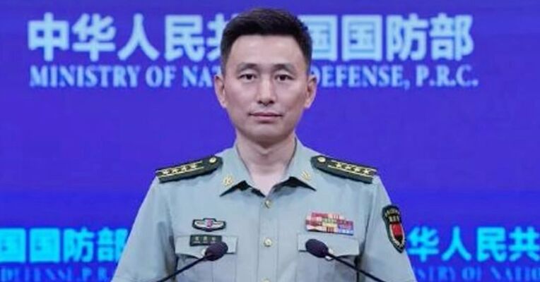 菲律宾声称其主力护卫舰在黄岩岛附近海域与中国海空力量发生对峙，国防部：中方在黄岩岛开展包括科考在内的任何活动，都是主权国家的权力