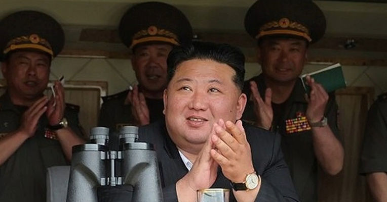 金正恩观摩火炮及导弹相关武器试验 金正恩：朝鲜自卫性国防政策是强化致命性、毁灭性的攻击态势，让敌方感到不安和恐惧