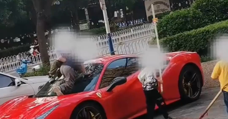 别拿年幼逃避监护责任！昆明车主 360 万法拉利遭4名孩童当作滑梯攀爬，车身多处有划痕，派出所两次调解失败，车主坚持赔偿按实际维修费用结算