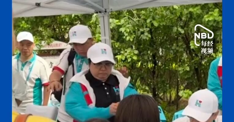 韩红发文致歉：措辞失当 深感自责！今日仍现身公益活动，她已退出多家公司，仅在基金会任职