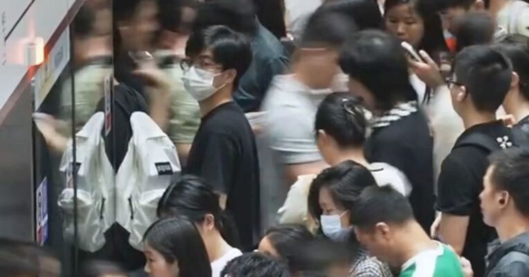 本科生薪资10强城市出炉：北京、上海、深圳本科毕业生月收入分别为8604元、8568元、8320元，排名前三