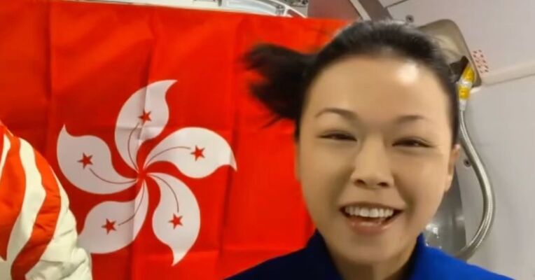 香港回归祖国29周年，香港特区首位航天员黎家盈在天宫空间站展示区旗，表达对祖国的深深感谢