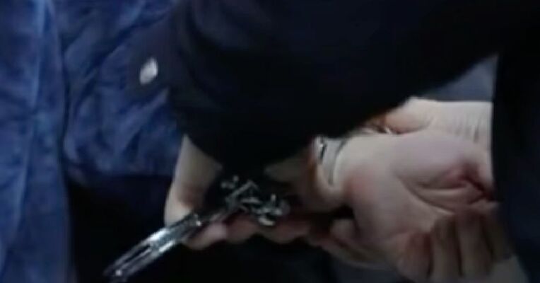 央视披露：某机关工作人员为获取经济利益，明知对方是境外间谍，仍按指令搜集红头涉密文件，并接受间谍培训，最终被采取强制措施