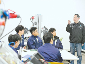 家长通宵排队、学校1天招满 多地中职招生火爆，职业教育为何变成“香饽饽”