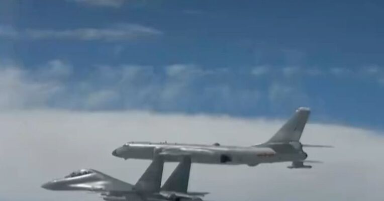 中俄空中挂弹战略巡航最近距东京仅700公里日本很紧张，炒作“武力威胁”