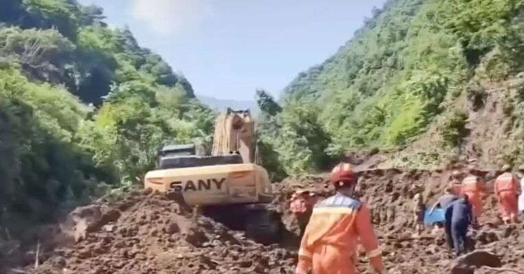 甘肃宕昌山体滑坡已找到21人，5人经抢救无效死亡；国家地质灾害四级应急响应启动，应急管理部派工作组赶赴甘肃宕昌县山体滑坡现场