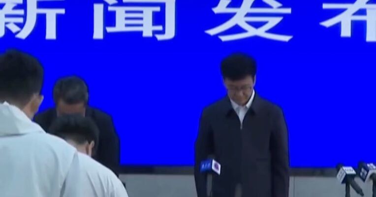 新闻发布会现场默哀，甘肃宕昌滑坡造成21人遇难，滑坡面积达5400平方米，总方量约1万立方米