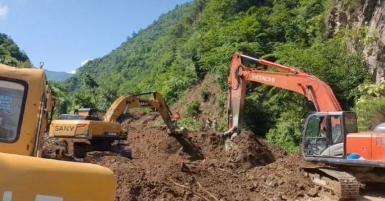 甘肃省陇南市一村发生山体滑坡 造成33人被掩埋 截至目前 已成功救出17人