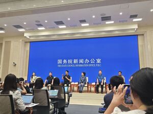 先进材料登上国新办发布会 研发团队现场“撕钢”
