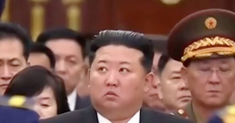 金正恩参谒锦绣山太阳宫，悼念朝鲜已故最高领导人金日成逝世32周年