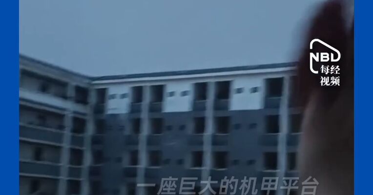“机甲平台”开进洪水校园！中国安能携动力舟桥硬核救援转移群众，6000名被困学生瞬间沸腾，“水上救援航母”一次能运载500人