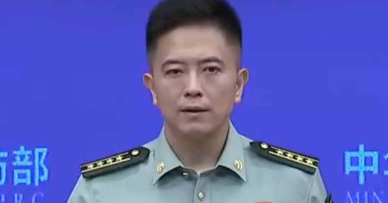 有种安心叫人民子弟兵来了！国防部新闻发言人：解放军和武警部队出动2400余人救灾