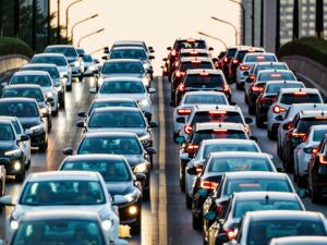 历史性跨越！上半年我国汽车出口首破500万辆大关！车市半年考“交卷”：新能源国内渗透率已超51%