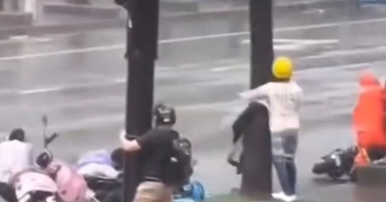 台风“巴威”进入24小时警戒线！将于12日凌晨在浙江温岭至福建霞浦一带沿海登陆，多地宣布：停课、停工、停产、停运、停业