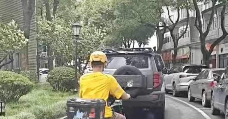 台风“巴威”进入安徽地区 部分杭州网友反馈外卖一度暂停 台风天外卖骑手仍往返送货