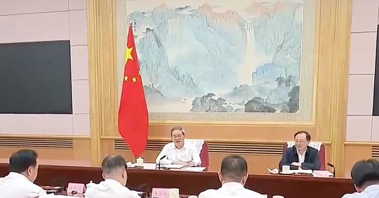 李强主持召开经济形势专家和企业家座谈会：加大逆周期调节力度，系统施策释放内需潜力；座谈会上，黄汉权、于东来等先后发言