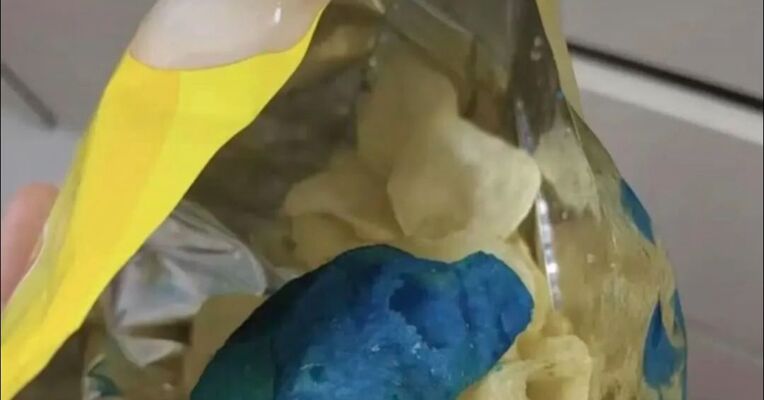 网友吃出“蓝色薯片”？乐事回应：已与消费者取得联系 目前尚未确认异物性质和来源