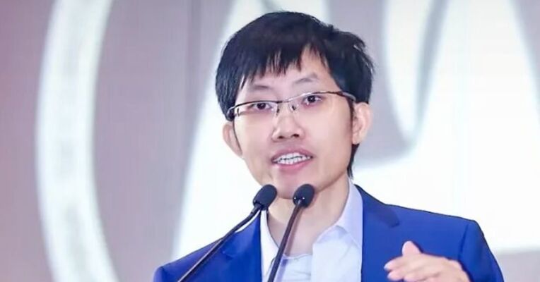 #DeepSeek创始人梁文锋身家涨了一倍多 ，飙升至360亿美元，成为全球AI大模型创始人首富