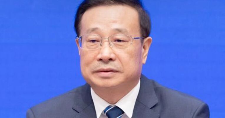 上半年，就业形势总体稳定，城镇调查失业率下降，全国居民人均可支配收入22981元，同比名义增长5.2%
