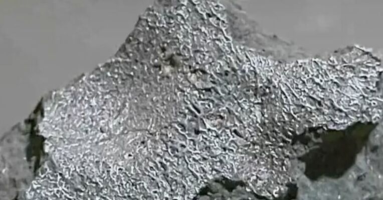 一陨石携带外星“生命催化剂”砸穿美国民宅，NASA科学家：多亏房主手疾眼快，或有助于了解生命起源