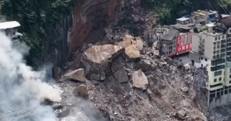 重庆彭水山体垮塌现场已搜救出9名被困者，均暂无生命危险，三部门调拨8000件中央救灾物资，支持重庆彭水做好地质灾害救灾工作