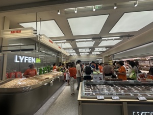 “新鲜零食”怎么讲出零食行业的新故事？｜对话来伊份总裁郁瑞芬
