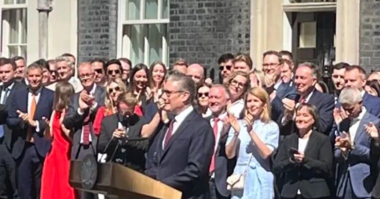 英国国王查尔斯三世接受首相斯塔默的辞呈 新任工党党首伯纳姆将接任首相