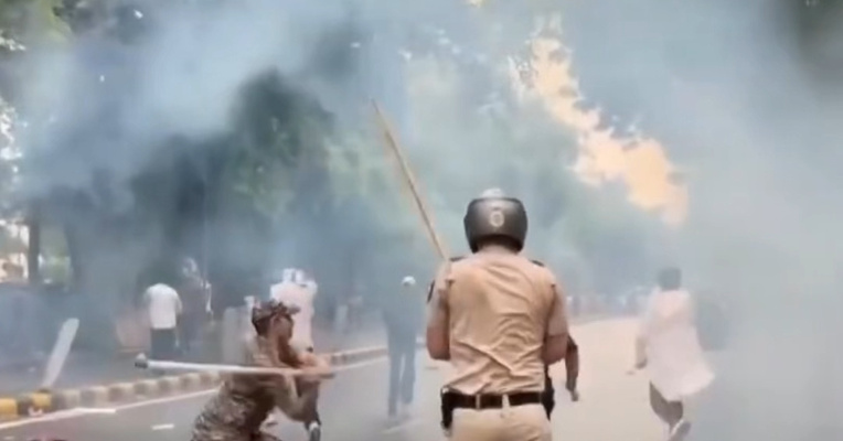印度首都爆发大规模抗议，警方放催泪瓦斯驱散！“蟑螂人民党”要求教育部长就试卷泄露事件引咎辞职，媒体估算：自杀身亡的考生约有十余人