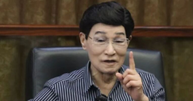 “儿女不愿意接班”85岁创始人套现13亿元离场 股价连吃两个跌停
