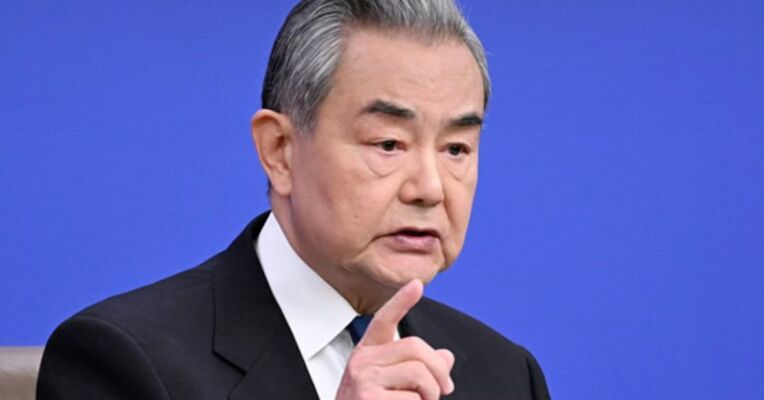 王毅批菲军警部分势力蓄意挑衅，制造海上事端，服务的是外部势力的利益，地区国家应高度警惕