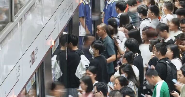 人力资源社会保障部：今年上半年全国城镇新增就业695万人；三项社会保险基金累计结余11.07万亿元