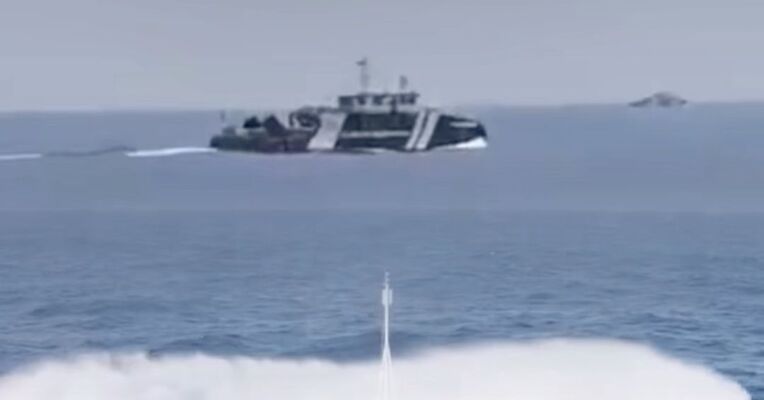 菲律宾两艘公务船不顾中方一再劝阻和警告，执意侵闯中国黄岩岛管辖海域，中国海警依法采取跟监外逼、拦阻管制等必要措施予以驱离