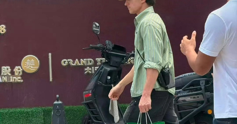 “蜘蛛侠”也扛不住上海高温，“荷兰弟”Citywalk买 ，品牌反手教科书级营销