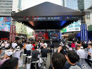 全球首发 宇树机器人街头争霸赛亮相成都春熙路