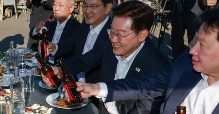 韩国总统李在明访美 帮存储双雄签下9500亿美元大单 和黄仁勋一起喝啤酒、吃炸鱼薯条