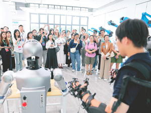 APEC数字周 国际嘉宾现场感受成都产业活力