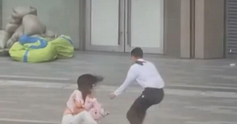 母女狂风中寸步难行 安保小哥飞奔上前相助 为狂风中的逆行者点赞